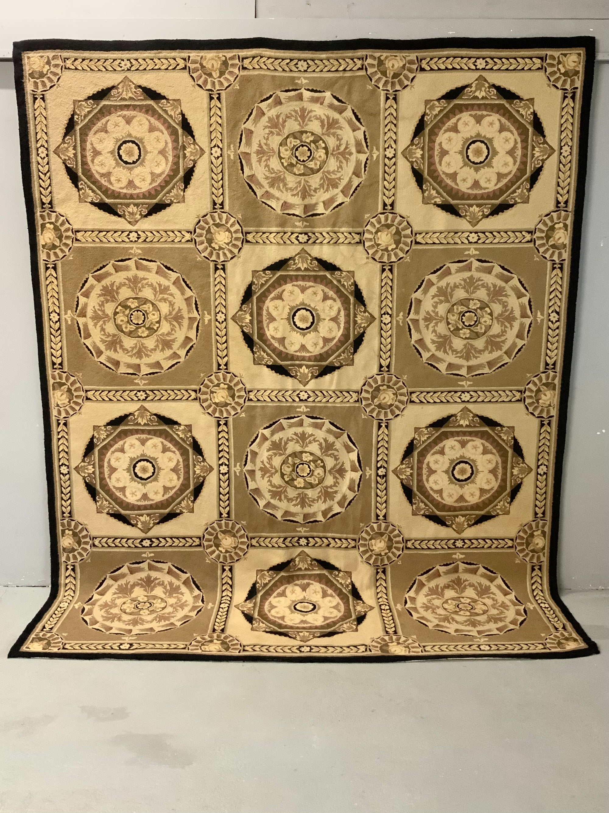 Looped pile mosaic design carpet (290 x 232cm)