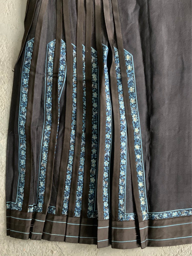 Chinese pleated satin silk skirt (100 x 68cm)